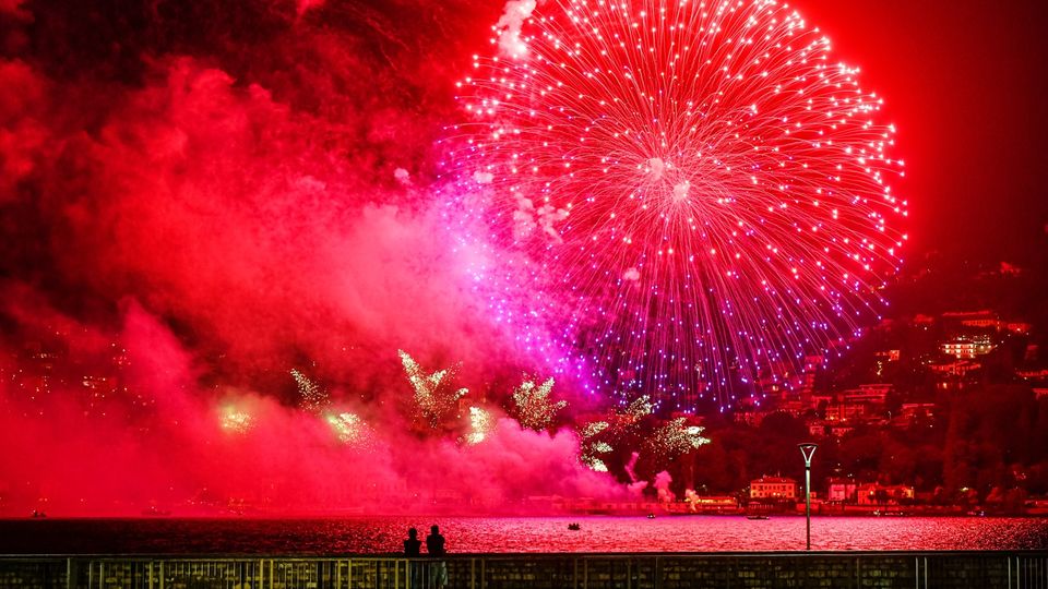 Lady Gaga, prima i fuochi e poi la musica. La star canta e incanta poco prima della mezzanotte Lady Gaga, prima i fuochi e poi la musica. La star canta e incanta poco prima della mezzanotte