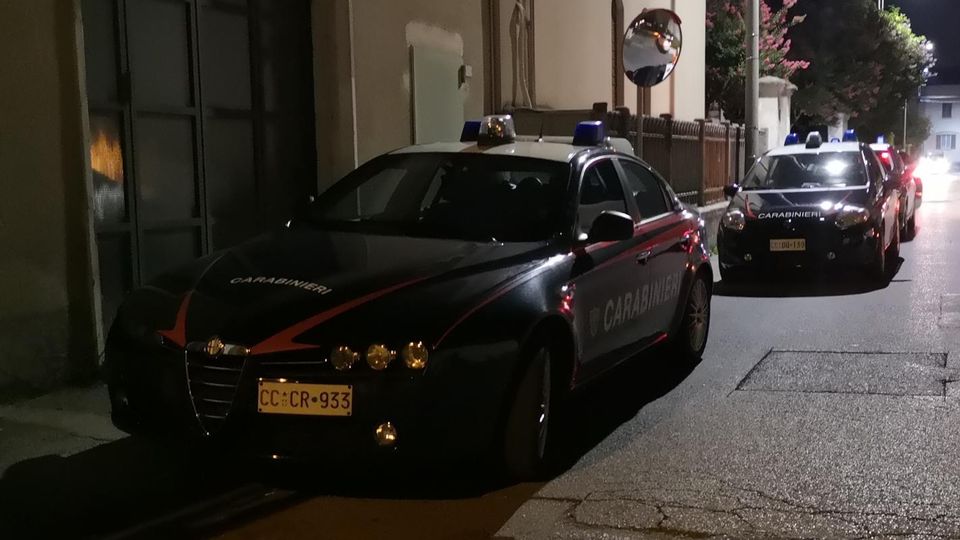 Lite tra amici finisce a coltellate: trentenne ferito al volto Lite tra amici finisce a coltellate: trentenne ferito al volto