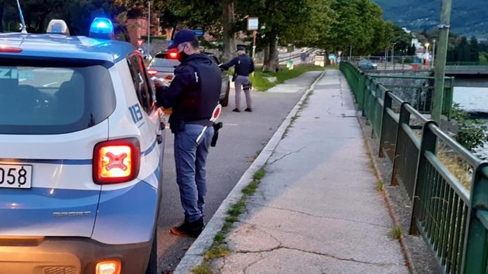 Calci, pugni e cinghiate: mezzogiorno di paura in centro Calci, pugni e cinghiate: mezzogiorno di paura in centro