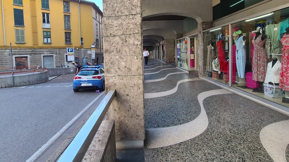 Via Volta, ennesima violenza. Bottigliate tra ragazzi ai portici Via Volta, ennesima violenza. Bottigliate tra ragazzi ai portici