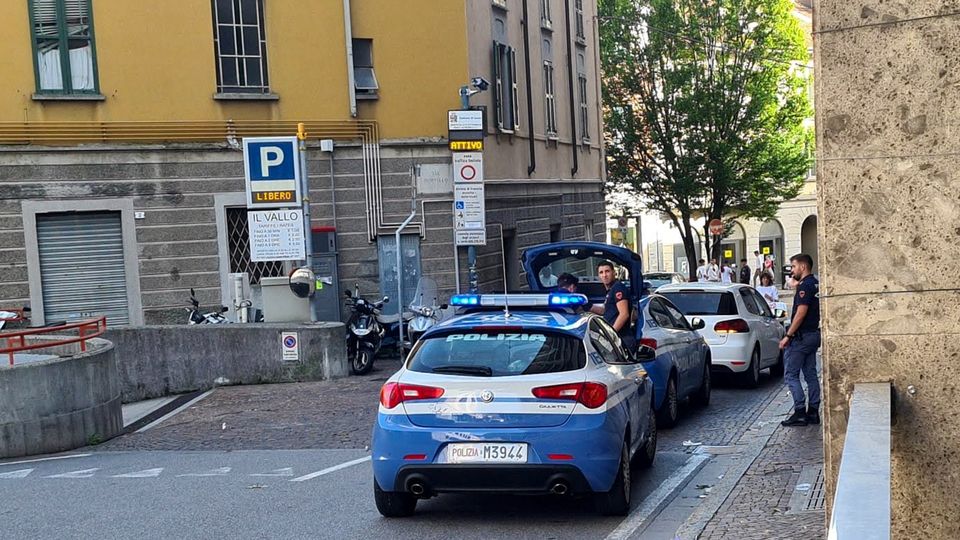 Via Volta assediata. «Risse e spaccio. Abbiamo paura» Via Volta assediata. «Risse e spaccio. Abbiamo paura»