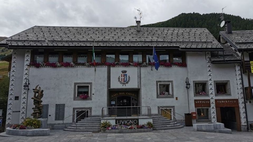 Indagine sui rifiuti: sospeso il comandante dei vigili di Livigno Indagine sui rifiuti: sospeso il comandante dei vigili di Livigno