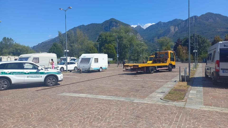 Camper irregolari: arriva il carroattrezzi Alta tensione, poi i nomadi se ne vanno Camper irregolari: arriva il carroattrezzi Alta tensione, poi i nomadi se ne vanno