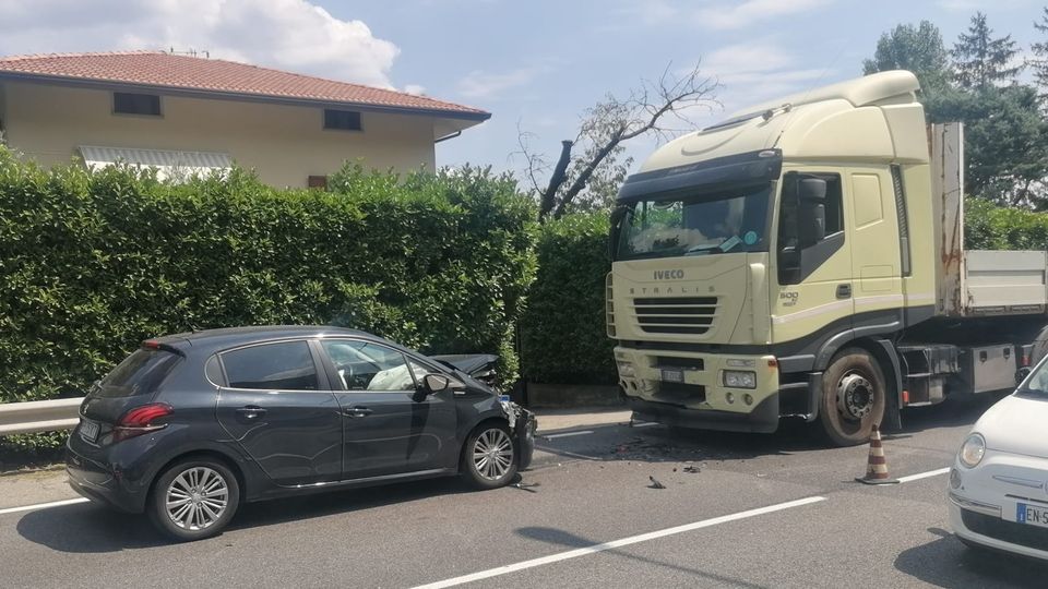 Frontale con un camion. Donna finisce in ospedale Frontale con un camion. Donna finisce in ospedale