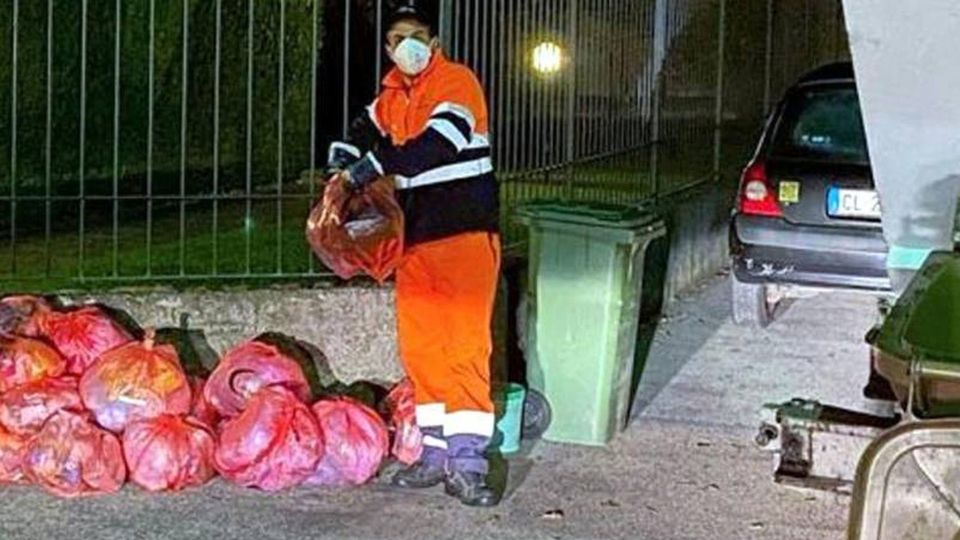 Il sacco rosso sbarca in Alto lago Vietato usare quello trasparente Il sacco rosso sbarca in Alto lago Vietato usare quello trasparente