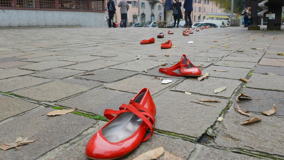 Una manifestazione contro la violenza sulle donne davanti al Tribunale di Como Una manifestazione contro la violenza sulle donne davanti al Tribunale di Como