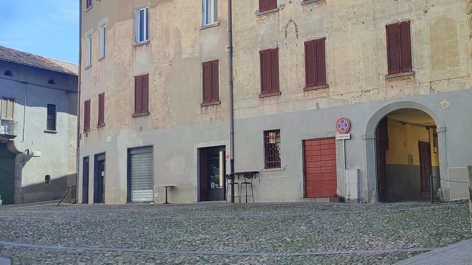 «Prestami i soldi, li lascio al bar» Oltre alla truffa anche la beffa «Prestami i soldi, li lascio al bar» Oltre alla truffa anche la beffa