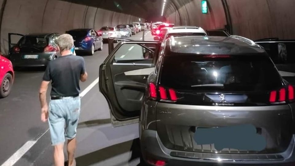 FRANA IN 36: LECCO PARALIZZATA (VIDEO). RIAPERTA LA SUPER ALLE 13 FRANA IN 36: LECCO PARALIZZATA (VIDEO). RIAPERTA LA SUPER ALLE 13