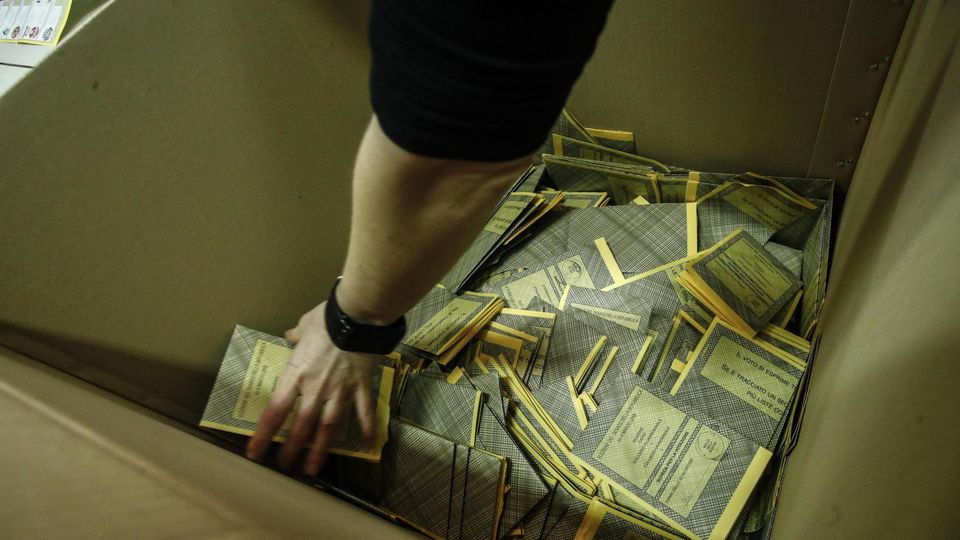 I cittadini presi per i fondelli dai politici I cittadini presi per i fondelli dai politici