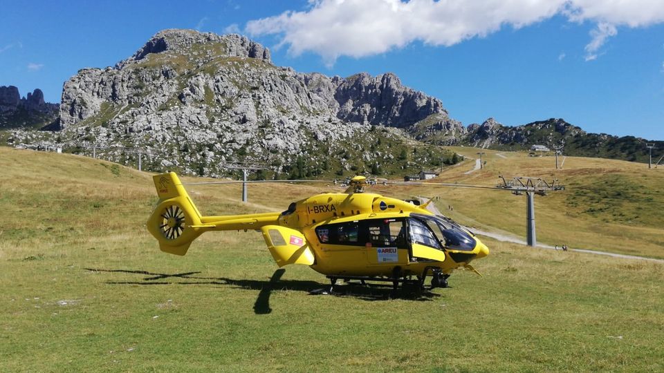 Cade dalla Cresta Sinigaglia Soccorso con l’elicottero: salvo Cade dalla Cresta Sinigaglia Soccorso con l’elicottero: salvo
