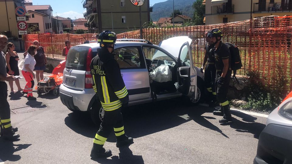 La Panda contro il muretto Feriti due anziani coniugi La Panda contro il muretto Feriti due anziani coniugi