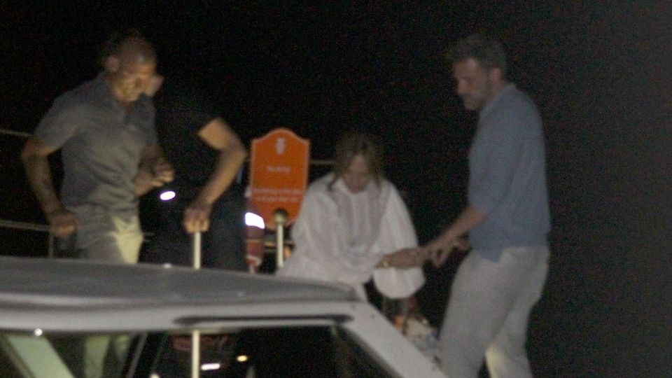 J. Lo e Ben Affleck da Clooney sul lago e poi cena romantica al “Tremezzo” J. Lo e Ben Affleck da Clooney sul lago e poi cena romantica al “Tremezzo”
