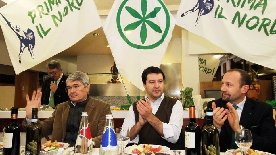 Carroccio, tutti contro Salvini. Castelli: «Ora il congresso, e via il nome» Carroccio, tutti contro Salvini. Castelli: «Ora il congresso, e via il nome»