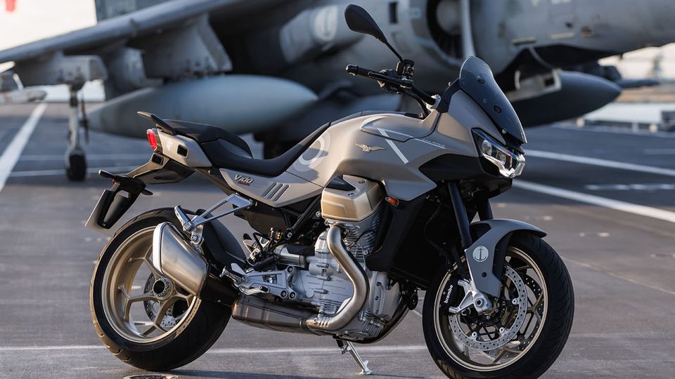 La Guzzi V100 mette le ali. Ha la livrea dei caccia F-358 La Guzzi V100 mette le ali. Ha la livrea dei caccia F-358