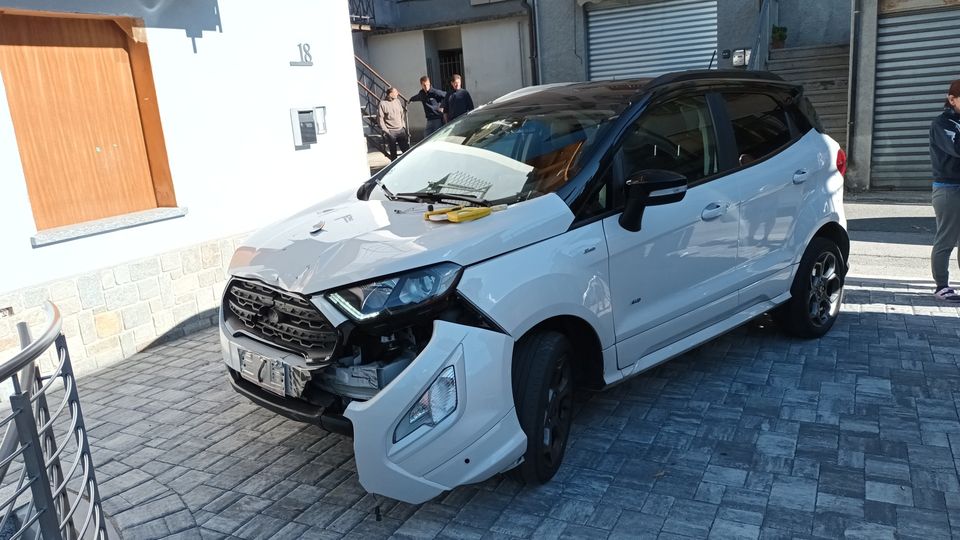 Motociclista ferito dopo lo scontro con un’auto Motociclista ferito dopo lo scontro con un’auto