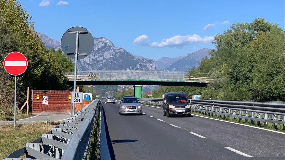 Sassi dal ponte sulla 36, colpite due auto Sassi dal ponte sulla 36, colpite due auto