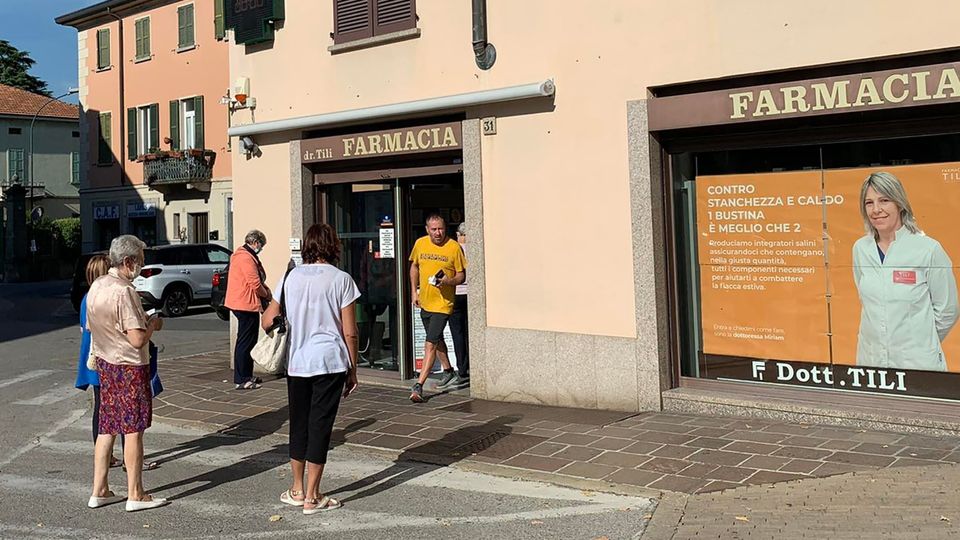 Erba, tentano il furto alla farmacia. Uno dei ladri ha undici anni Erba, tentano il furto alla farmacia. Uno dei ladri ha undici anni