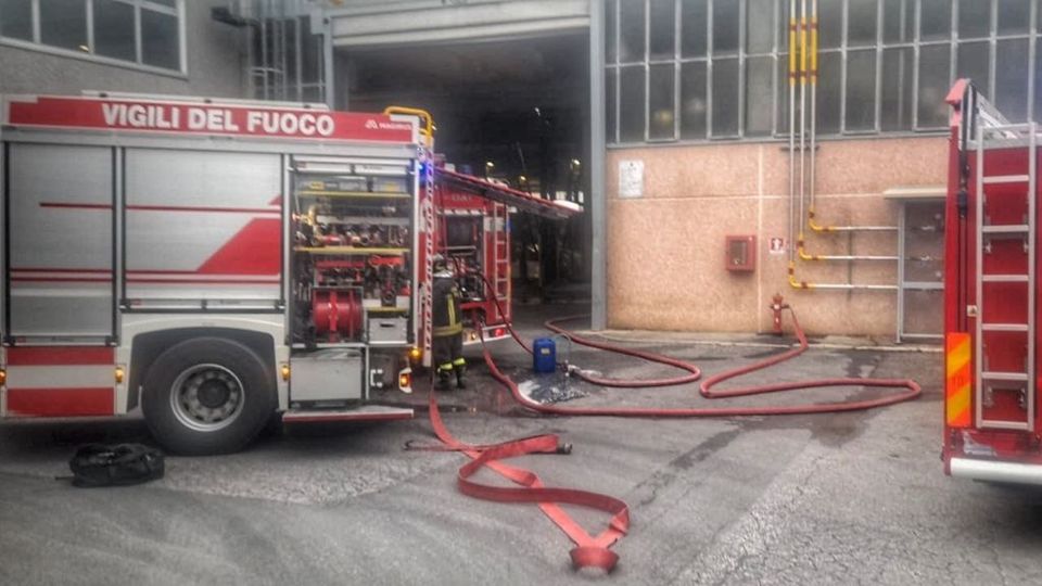 Oggiono, fiamme dal forno della Itla Bonaiti evacuato il capannone Oggiono, fiamme dal forno della Itla Bonaiti evacuato il capannone