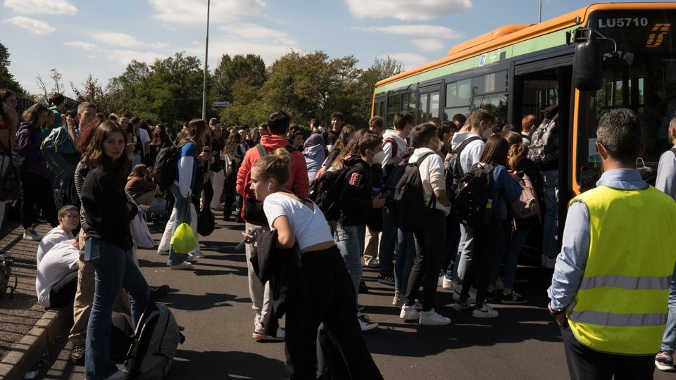 Studenti a rischio tra le auto. I genitori vanno dal prefetto Studenti a rischio tra le auto. I genitori vanno dal prefetto