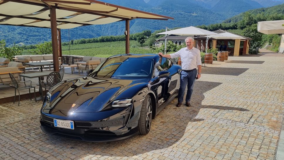 Paolo Mainetti con Taycan alla Tenuta La Gatta Paolo Mainetti con Taycan alla Tenuta La Gatta