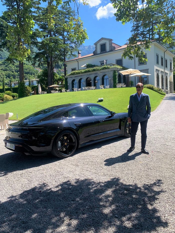 Renato Tentori con Taycan a Villa Lario Resort Mandello Renato Tentori con Taycan a Villa Lario Resort Mandello