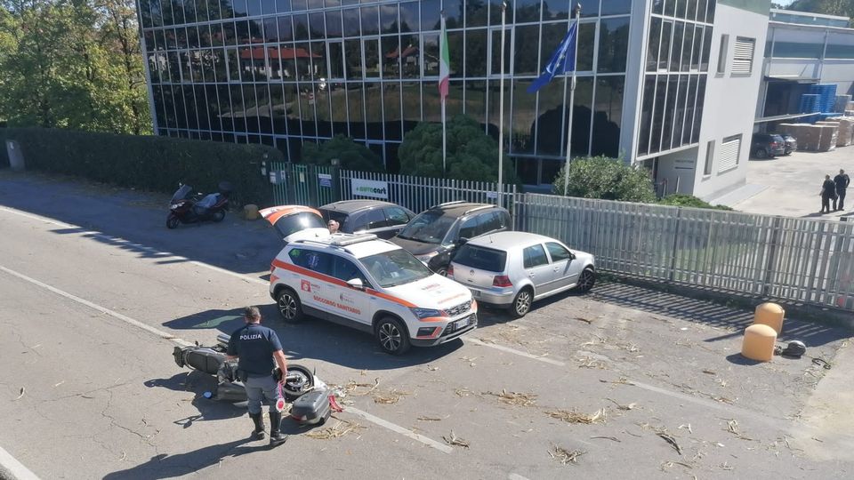 Urta un’auto, muore motociclista Urta un’auto, muore motociclista