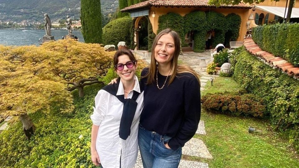 Il lago veste Prada: a Lenno c’è la Hathaway. Con lei anche Maria Sharapova Il lago veste Prada: a Lenno c’è la Hathaway. Con lei anche Maria Sharapova