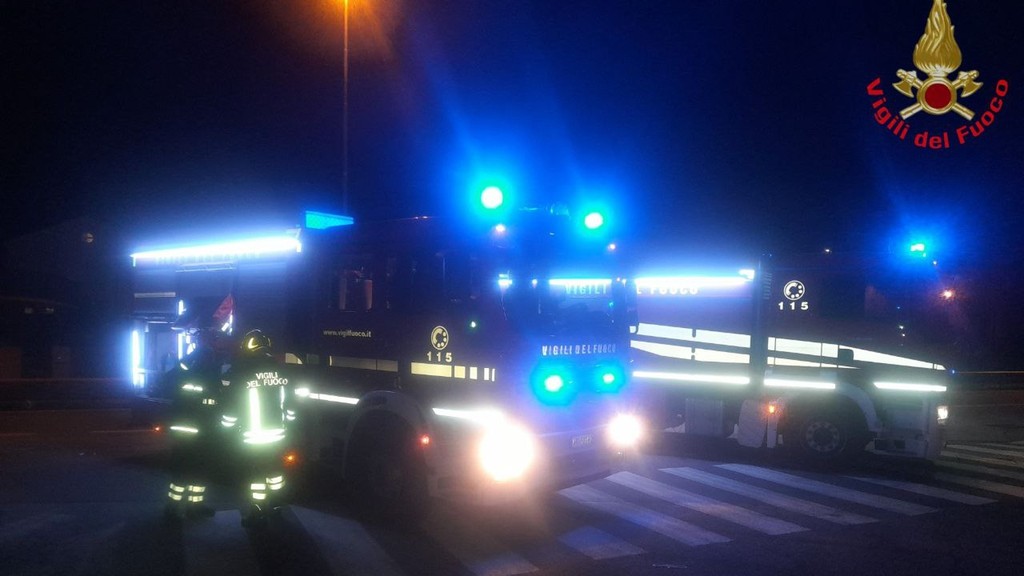 Incendio nella notte, evacuate 54 persone Incendio nella notte, evacuate 54 persone