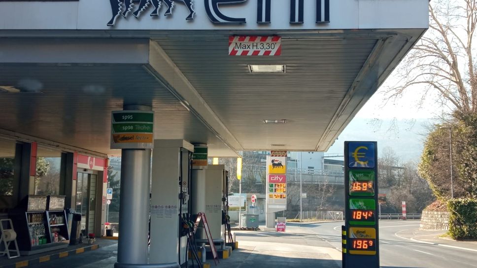 Oltreconfine la benzina è scesa sotto la soglia degli 1,70 al litro Oltreconfine la benzina è scesa sotto la soglia degli 1,70 al litro