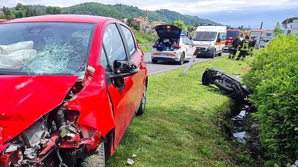 Il frontale tra due auto Il frontale tra due auto