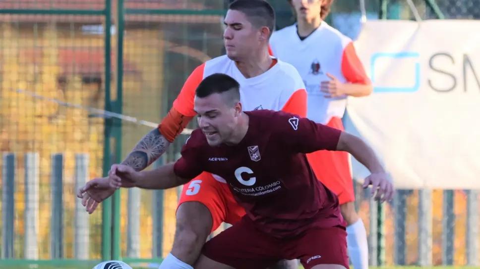 In Promozione il Calolzio (maglia amaranto) può ambire ai playoff, mentre Costamasnaga spera nei playout In Promozione il Calolzio (maglia amaranto) può ambire ai playoff, mentre Costamasnaga spera nei playout