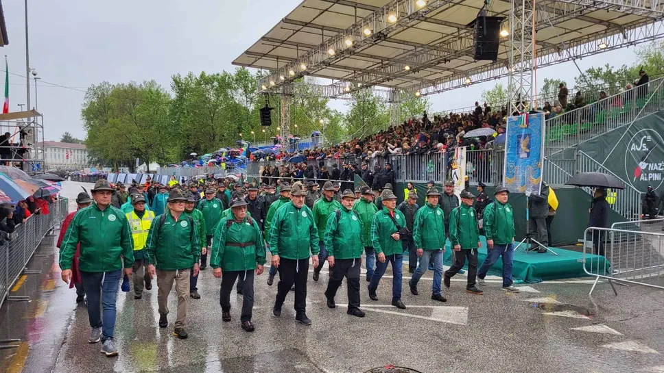 Gli alpini lecchesi sfilano sotto la tribuna della autorità in piazza Primo Maggio a Udine Gli alpini lecchesi sfilano sotto la tribuna della autorità in piazza Primo Maggio a Udine