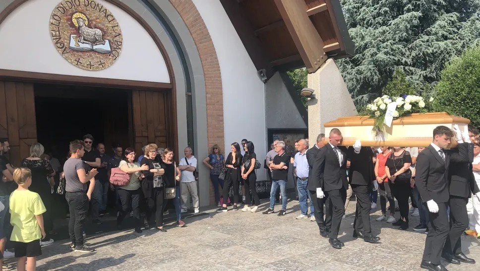 Il feretro trasportato in spalla all’uscita dalla chiesa Il feretro trasportato in spalla all’uscita dalla chiesa
