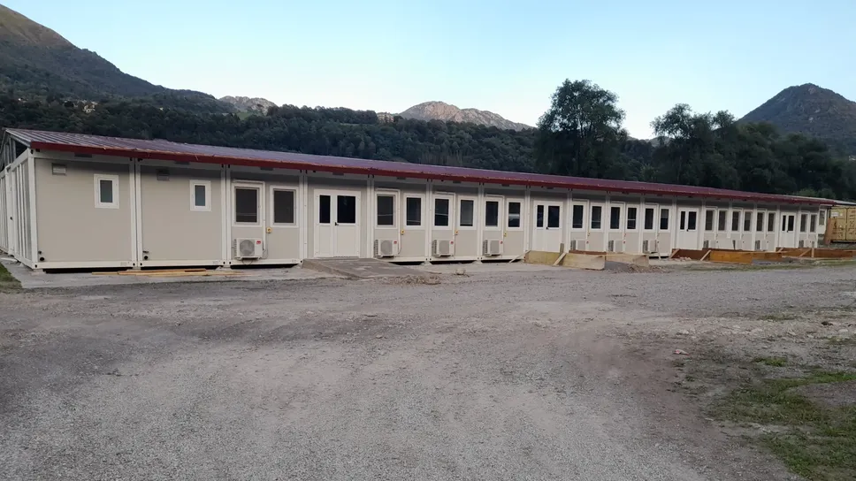 Il prefabbricato che, da martedì e per due anni scolastici consecutivi, ospiterà gli alunni della primaria Il prefabbricato che, da martedì e per due anni scolastici consecutivi, ospiterà gli alunni della primaria