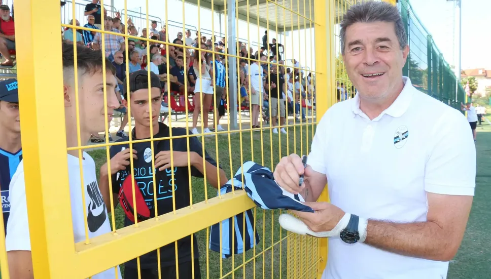 Luciano Foschi autografa divise di gioco Luciano Foschi autografa divise di gioco